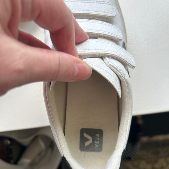 COPY - Veja Sneakers - Picture 2 of 3